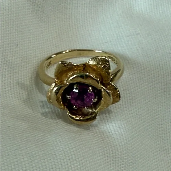 Solid 14K Gold Rare Vintage Floral 3 gram Ring with Genuine Ruby Stone. Size 3